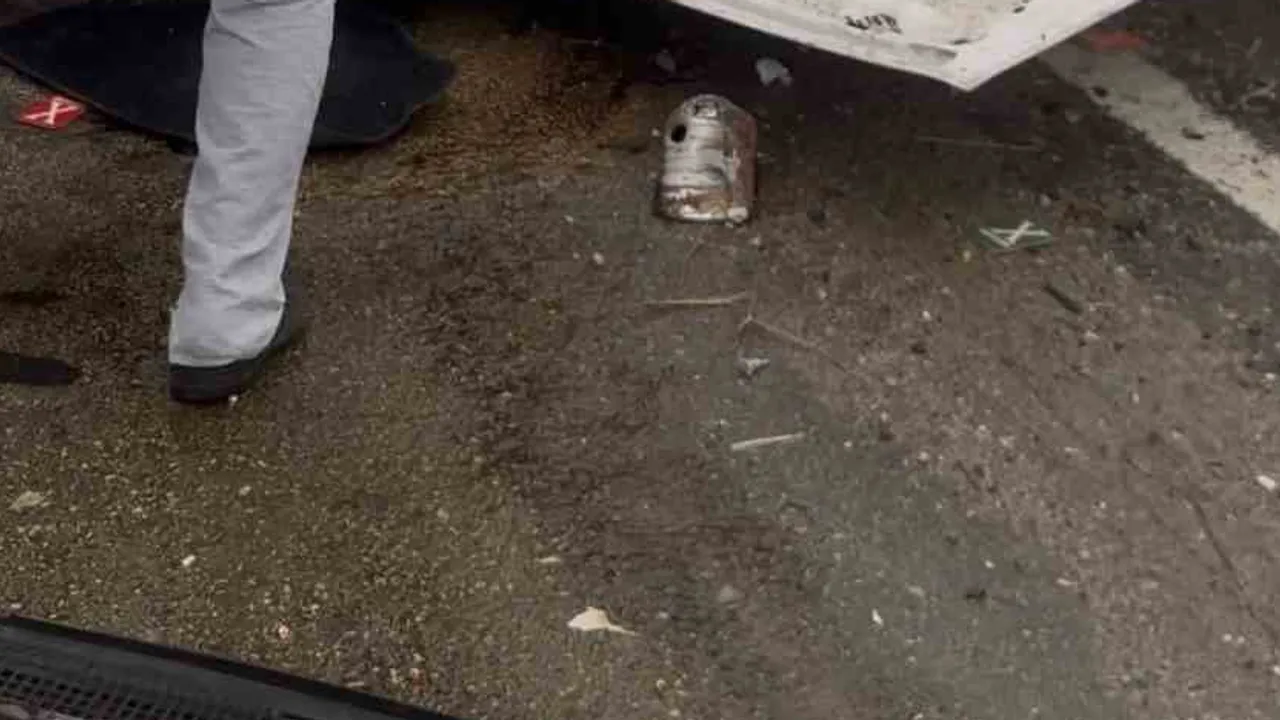 Bursa'da yağış yolculuğu yarıda bıraktı: otomobil refüje çarptı, sürücü yaralandı