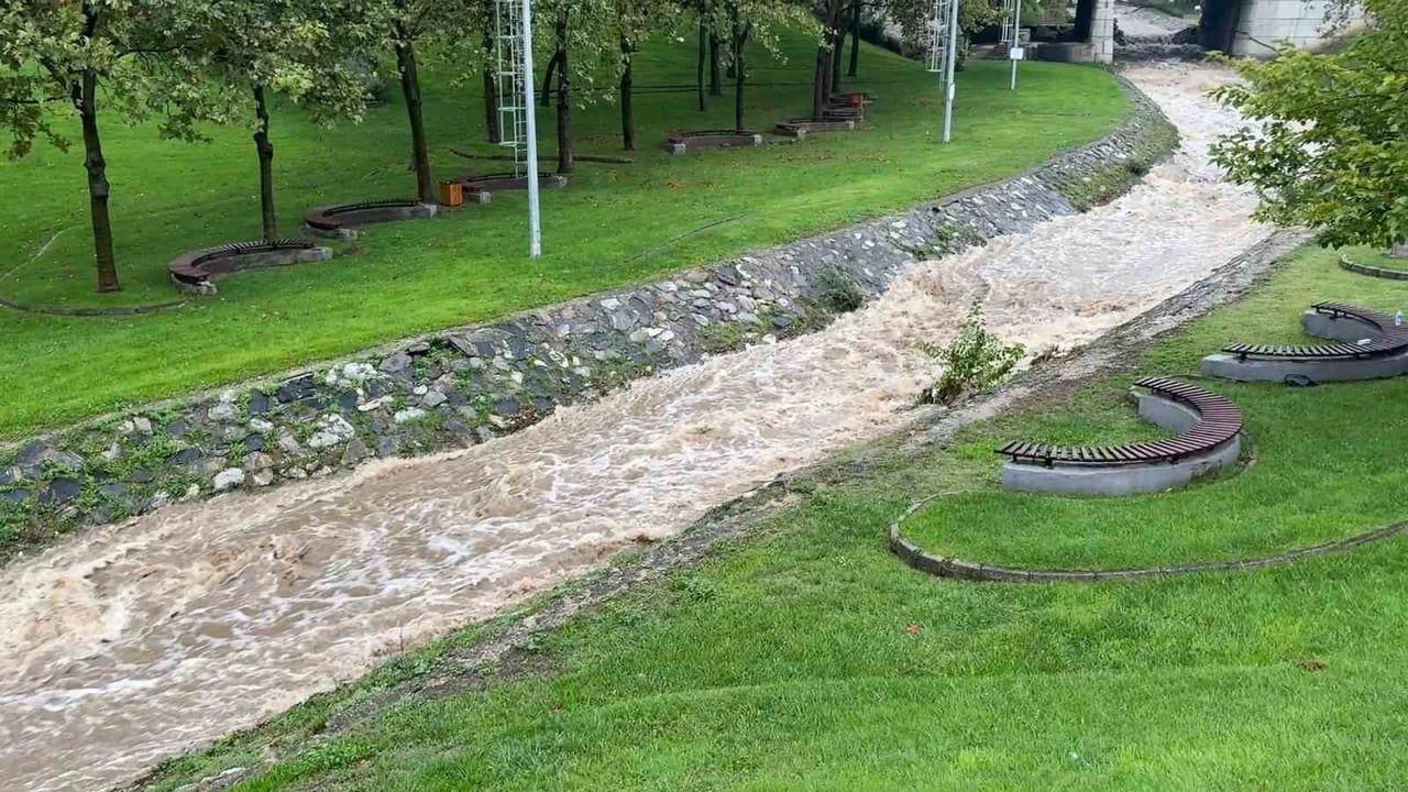 Bursa'da yağışların ardından Kaplıkaya Deresi'nde yükselen su ve hızlanan akıntı kayda geçti