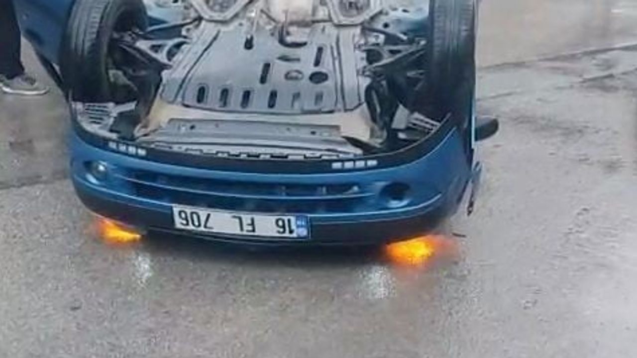 Bursa'da yağışta kontrolden çıkan otomobil yol kenarındaki araçlara çarpıp ters döndü