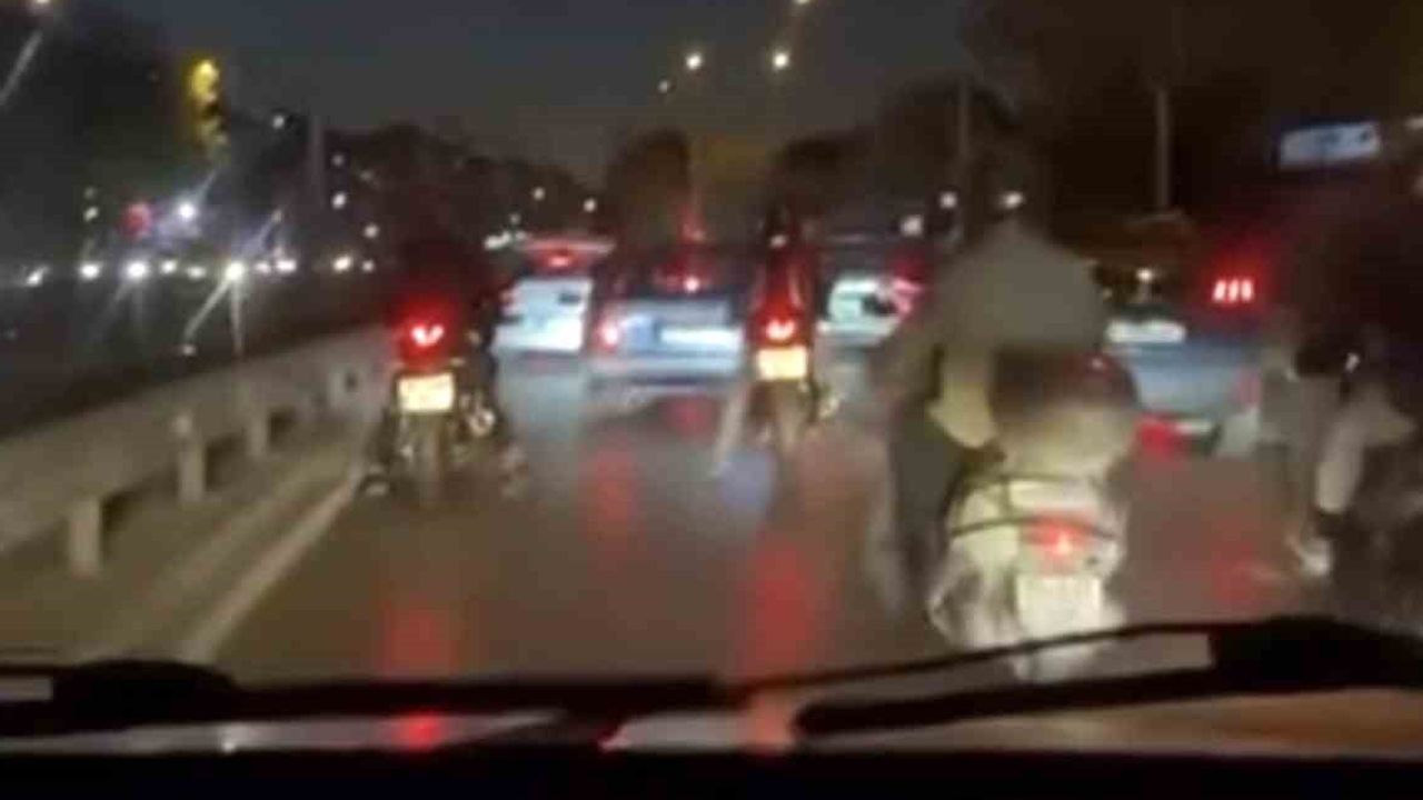 Bursa'da yol verme tartışması sonrası motosikletliler otomobili kuşattı