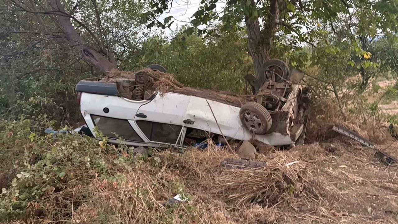 Bursa İnegöl'de sabah saatlerinde şarampole yuvarlanan araçta 8 kişi yaralandı