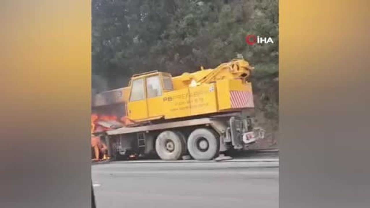 Bursa-İnegöl yolunda seyir halindeki iş makinesi alevlere teslim oldu