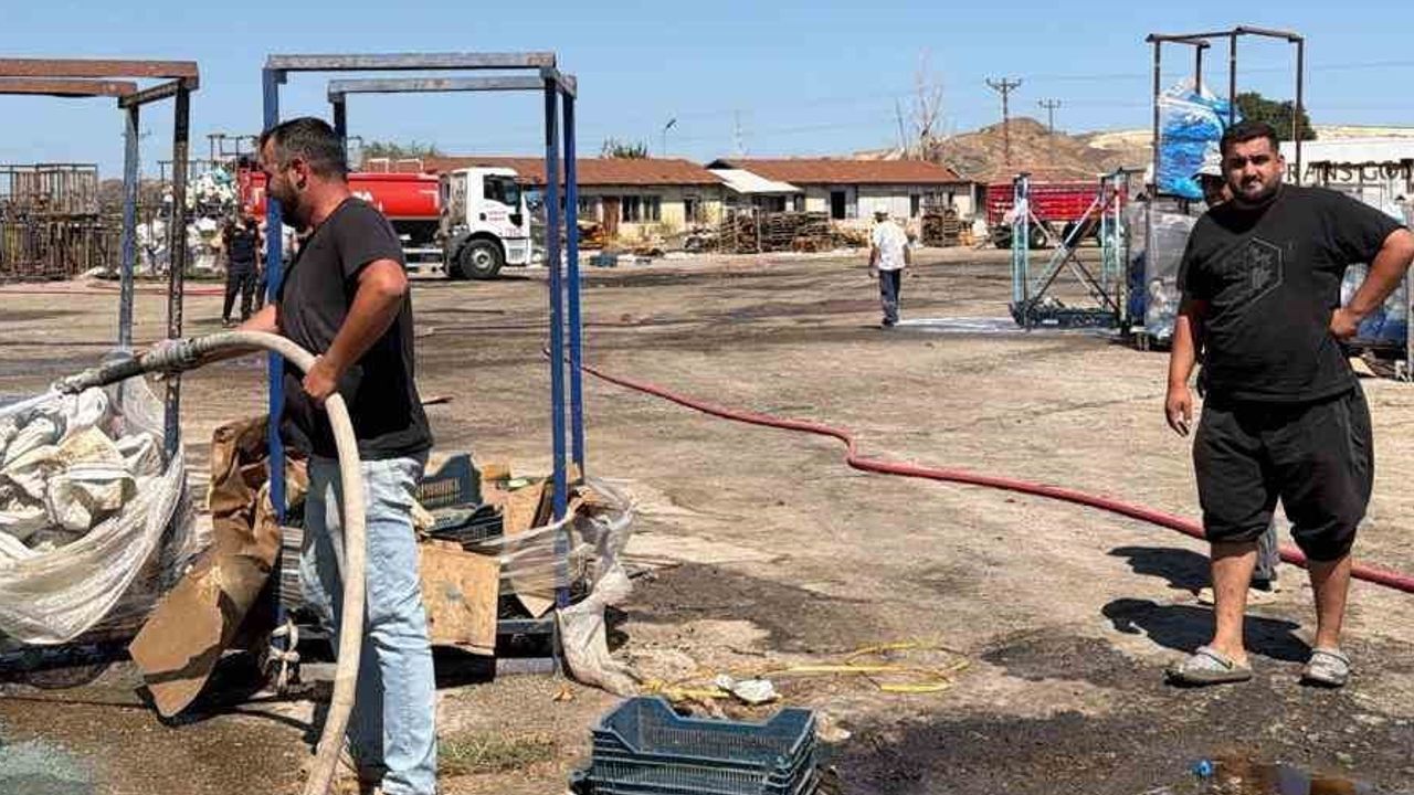 Bursa'nın Mustafakemalpaşa ilçesinde fabrika bahçesindeki palet yangını alarm verdi