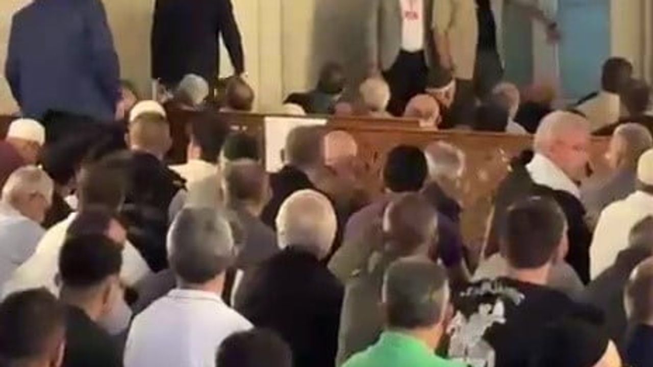 Bursa ziyaretinde Özgür Özel Ulu Cami'de cuma namazına katıldı