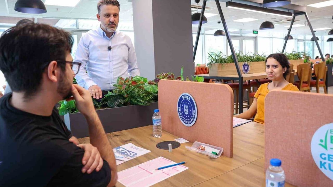 Bursalı adaylara ücretsiz KPSS provası: 2 bin 500 katılımcı bilgi ve zaman yönetimini test etti