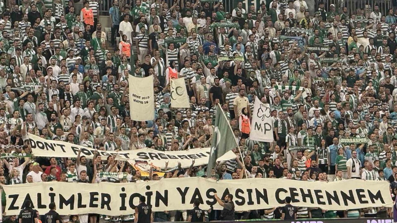 Bursaspor taraftarlarından 'Srebrenitsa’yı unutma' pankartlı tepki