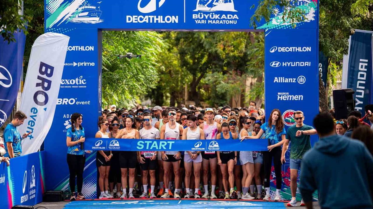 Büyükada yarı maratonu'nda katılım rekoru: 26 ülkeden 4 bin 500'ü aşkın koşucu adaları koştu