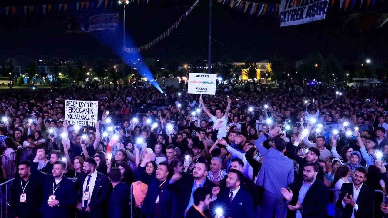 Büyükkılıç gençlerle festival coşkusunu Kayseri'de paylaştı