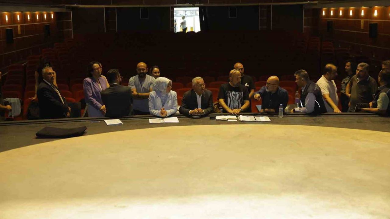 Büyükkılıç Kayseri Devlet Tiyatrosu'nda sanat ve mekan hazırlıklarını denetledi
