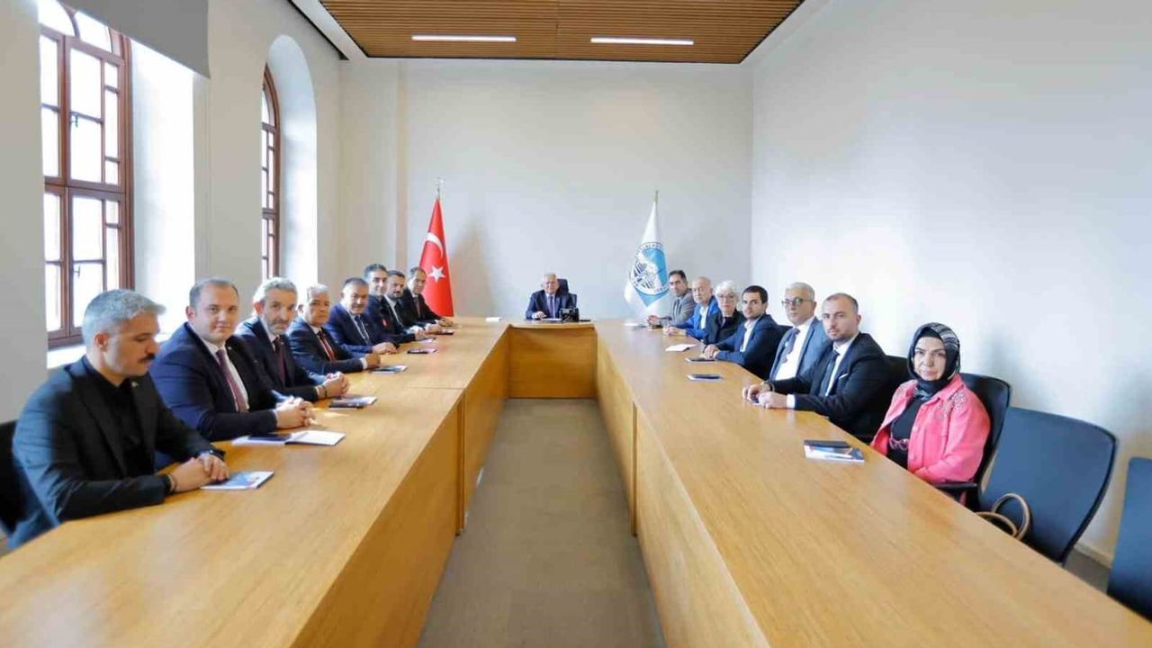 Büyükkılıç Kayseri Kent Konseyi'nin yeni yönetimini Kayseri Lisesi'nde ağırladı