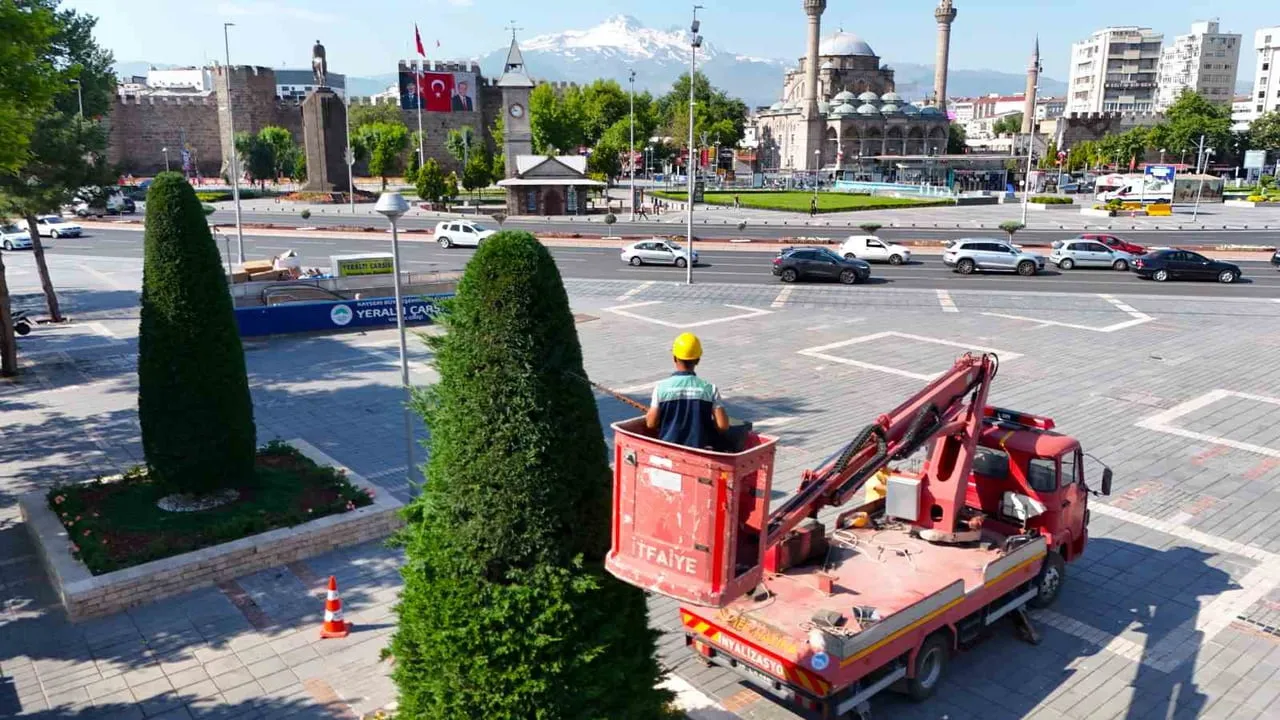 Büyükşehirden kent estetiğine ince dokunuş: süs bitkilerinde form budaması