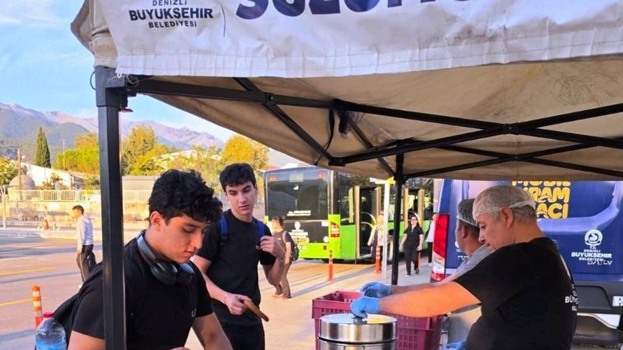 Büyükşehirden okul yolunda öğrencilere sıcacık karşılama