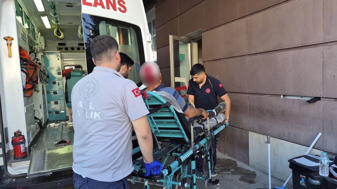 Buzdolabının altında kalan kişi Adıyaman'da hastaneye götürüldü