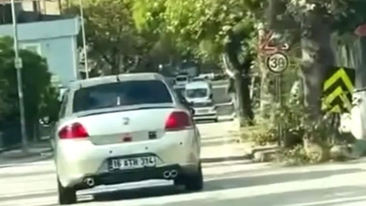 Cadde ortasında tehlikeli hareket: drift yapan sürücü cep kamerasında