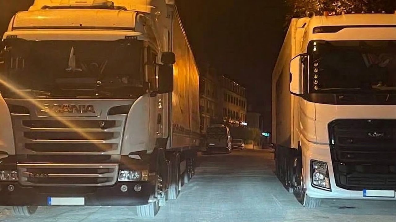 Caddeyi daraltan park: Gökmeydan'da iki tır mahalle trafiğini kilitledi