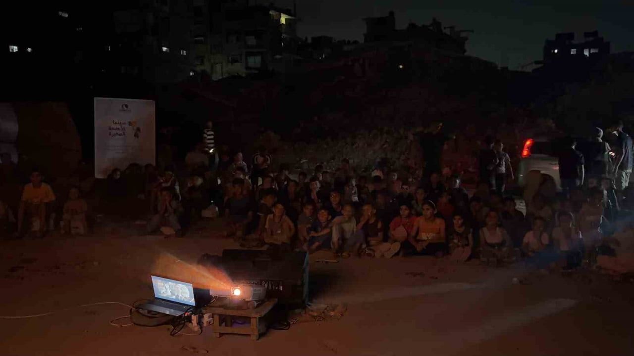 çadır kentlerde perde açılıyor: çocuklar için gezen sinema