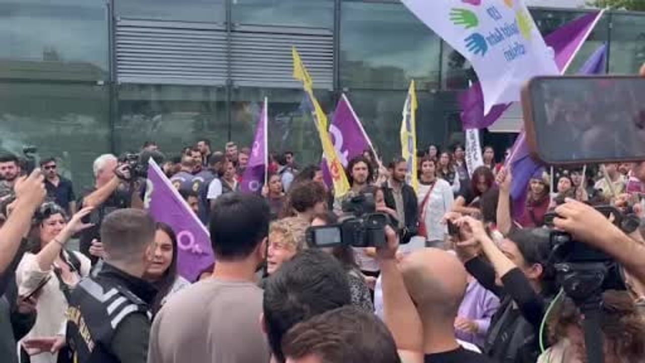 Çağlayan'da adliye önünde arbede: 'Ailem Güvende' operasyonuna tepki eyleminde gözaltılar