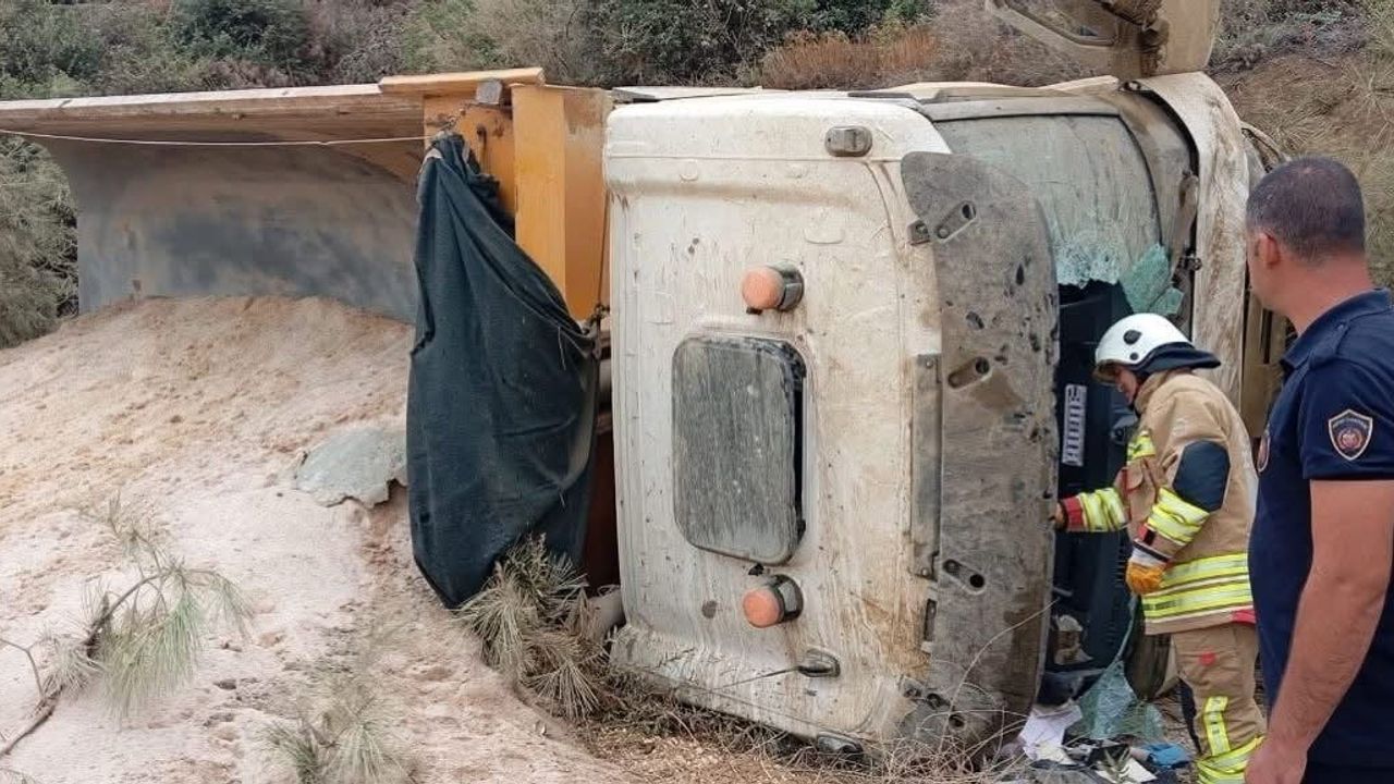 Çakallı mevkiinde devrilen kum yüklü kamyonda sürücü yaralandı