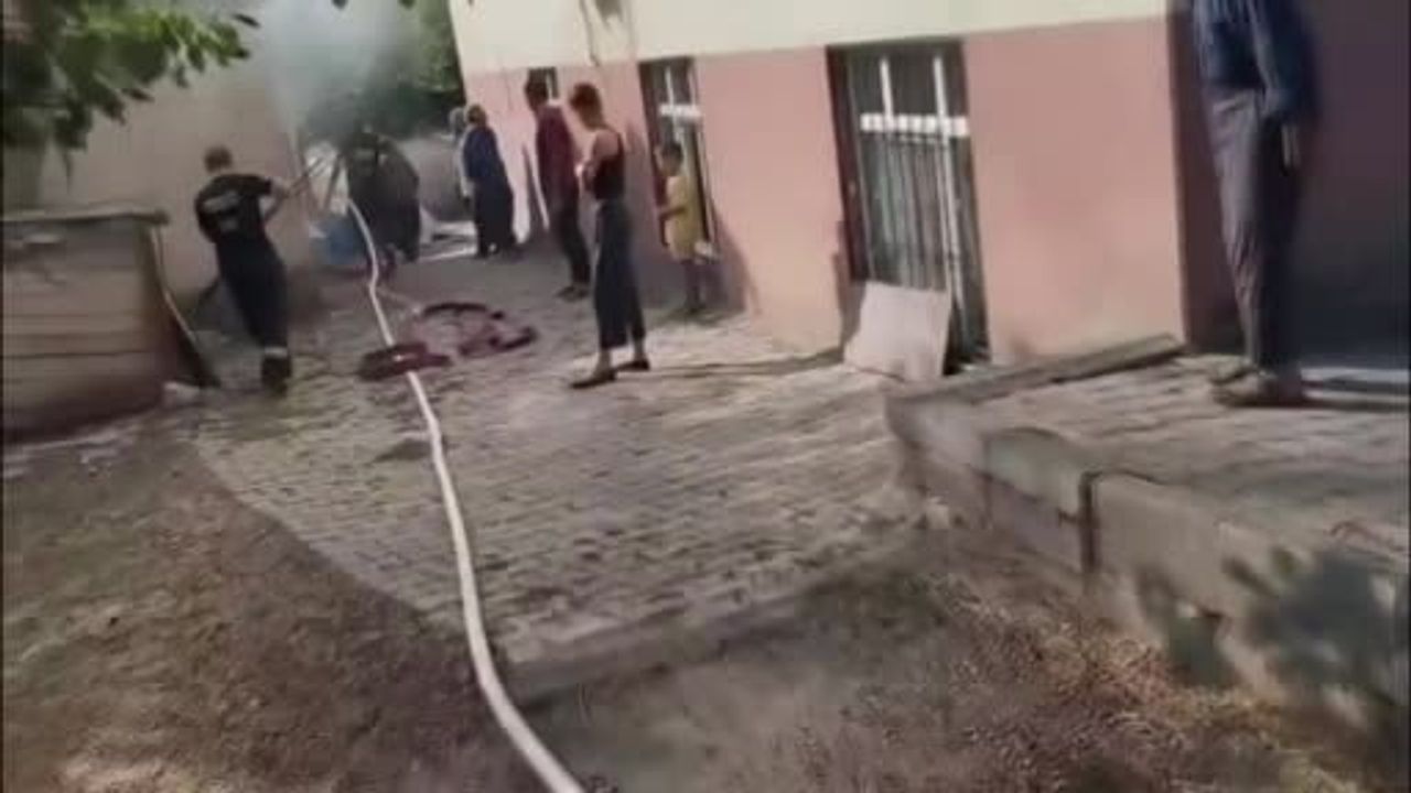 Çakırkaş'ta odunluk ve kilerde çıkan yangın maddi hasar bıraktı