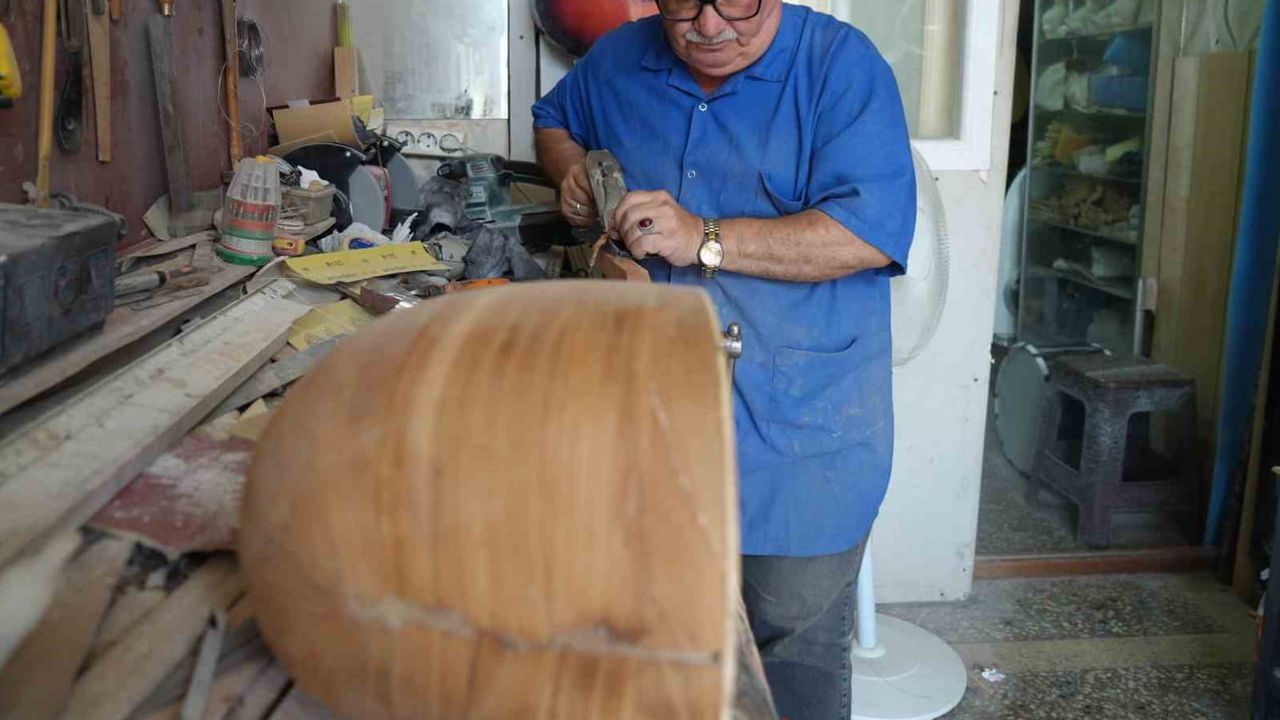 Çalamayı öğrenemedi, elinden yüzlerce bağlama çıktı