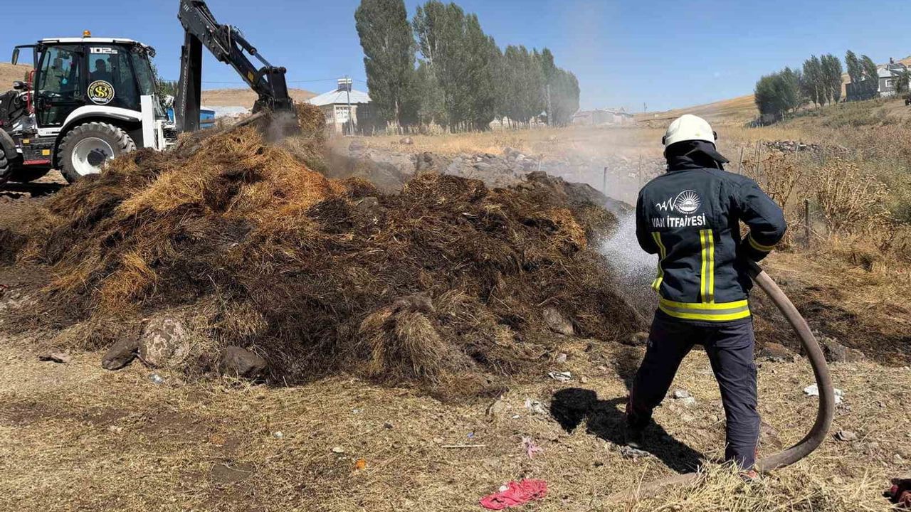 Çaldıran'da araziye bırakılan kuru otlar alevlendi, itfaiye çevreyi korudu