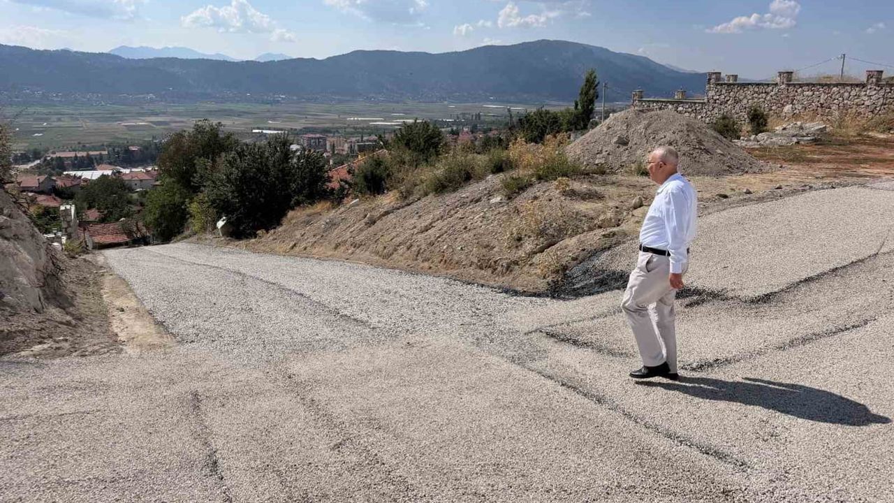 Çameli kendi araç ve ekipmanlarıyla Yeni Mahalle yollarını yeniliyor