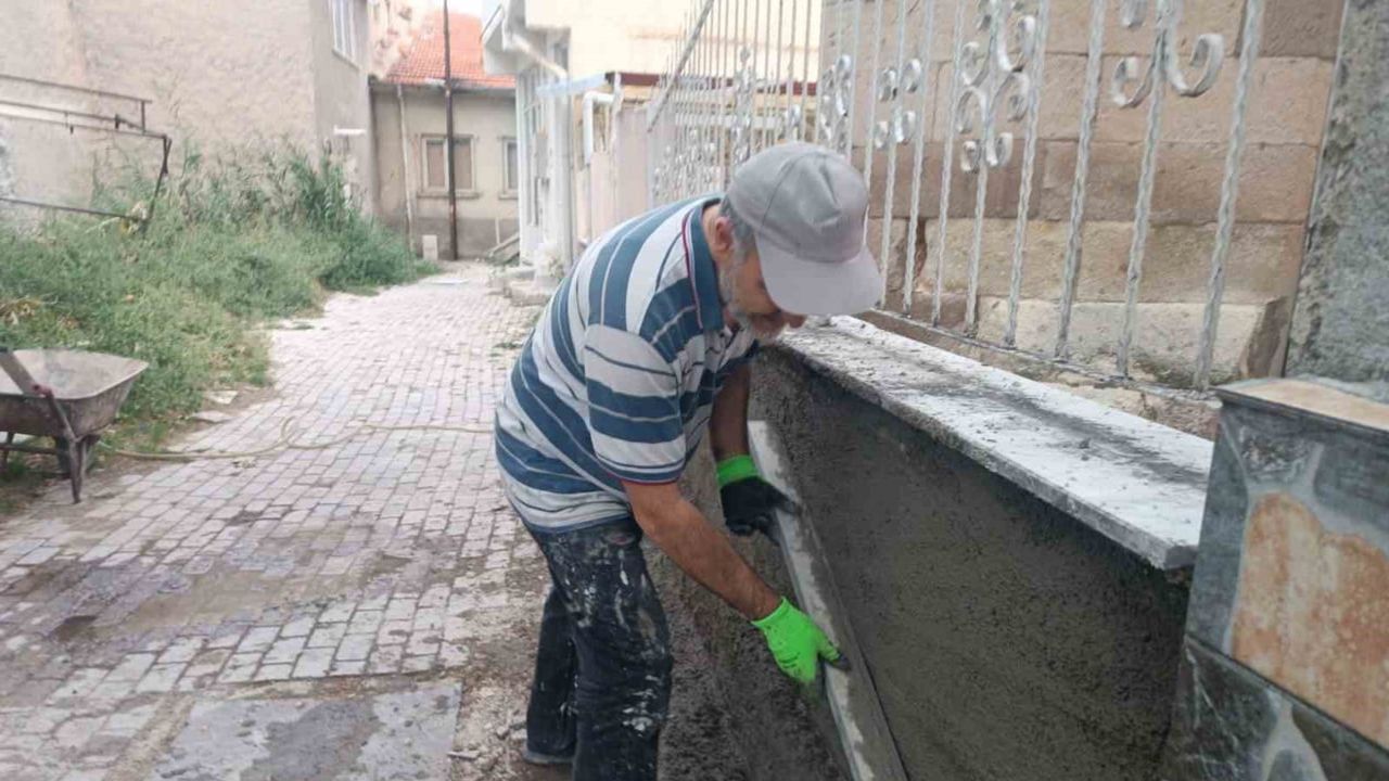 Caminin sorumluluğunu üstlenen imam cübbesini çıkarıp tamirat yaptı