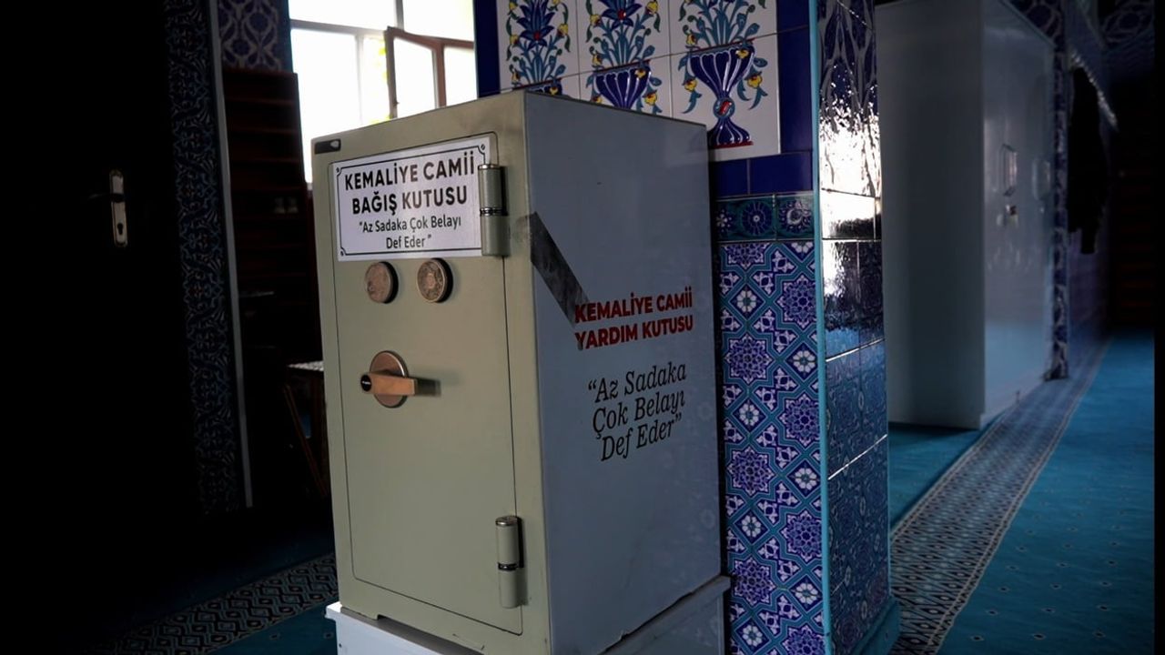 Camiye girip ayakkabı çekeceğiyle bağış kasasını almaya çalıştılar