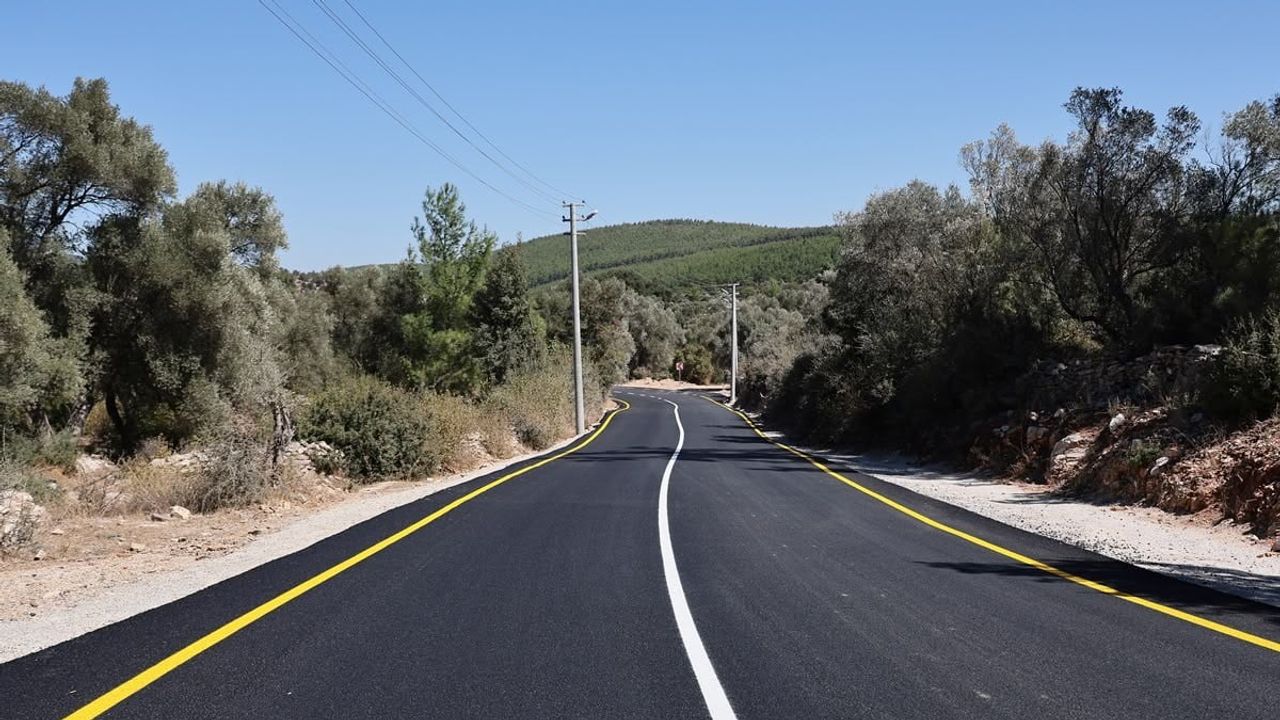 Çamlık mahallesinde yollar finişer ve sıcak asfaltla yenilendi