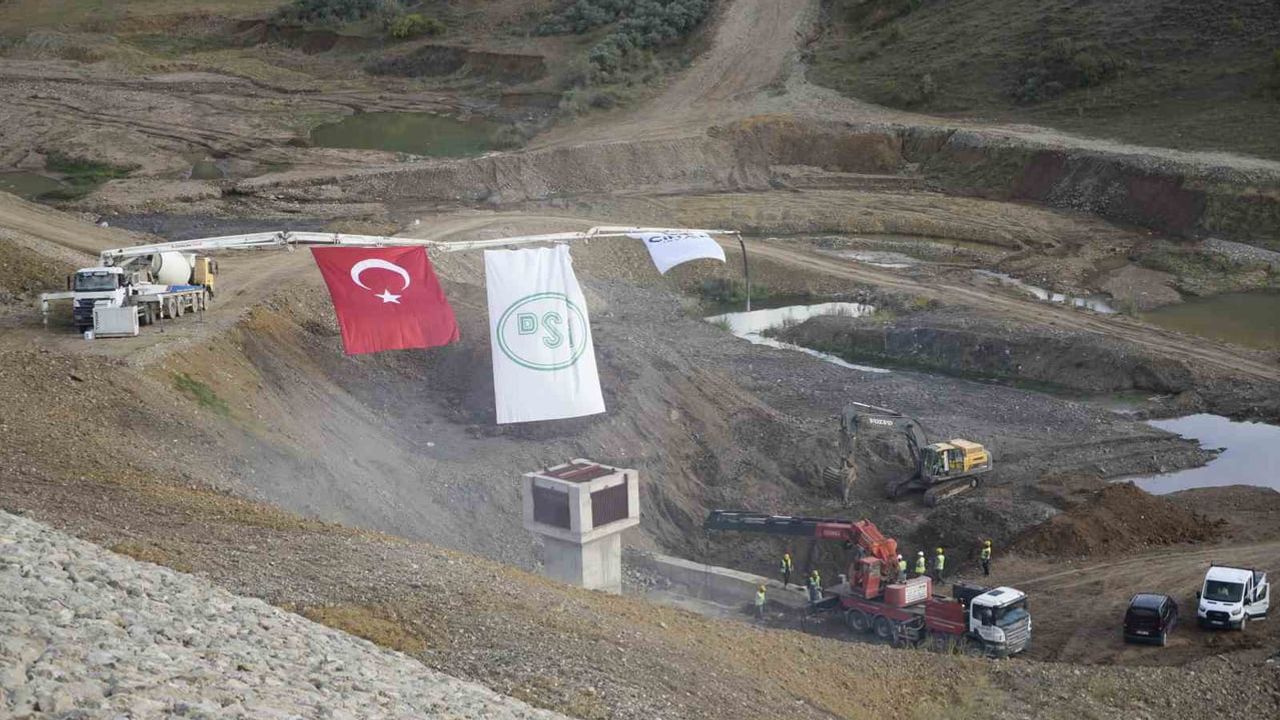 Çamur barajı'nda su tutuldu, bölge 56 bin 500 dekarı modern sulamaya hazırlanıyor