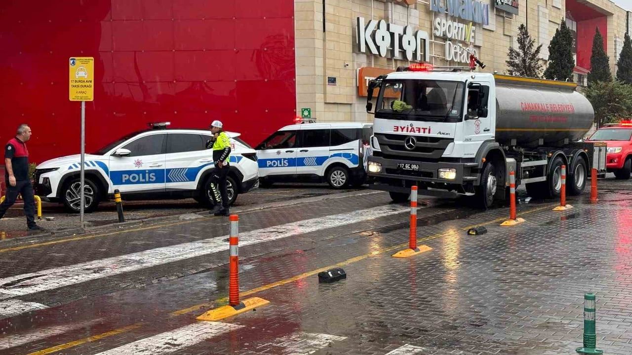 Çanakkale 17 Burda AVM'de Teknosa mağazasında çıkan yangın kontrol altına alındı
