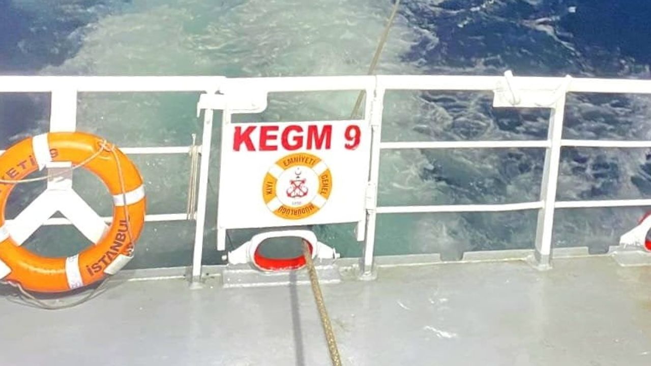 Çanakkale boğazı'nda makine arızası yaşayan tekne emniyete alındı