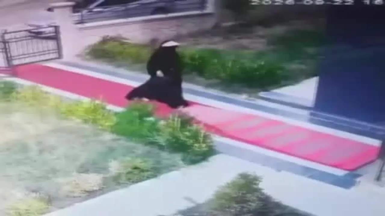 Çarşafla girip parkta kıyafet değiştiren zanlı otobüste yakalandı