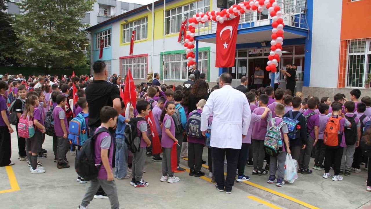 Çarşamba'da eğitim yılı coşkusu kaymakam ve müdür öğrencilerle ilk zili çaldı