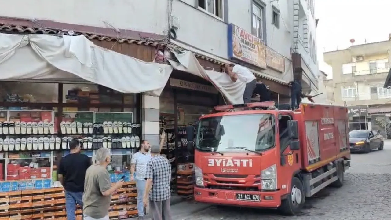 Çarşıdaki boşluktan itfaiye ve komşunun çabasıyla kurtarılan yavru kedi