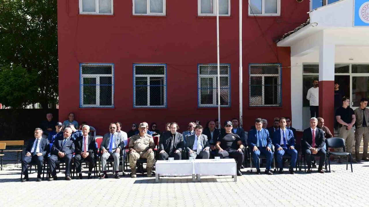 Çatak'ta ilköğretim haftasında miniklerin coşkusu dikkat çekti