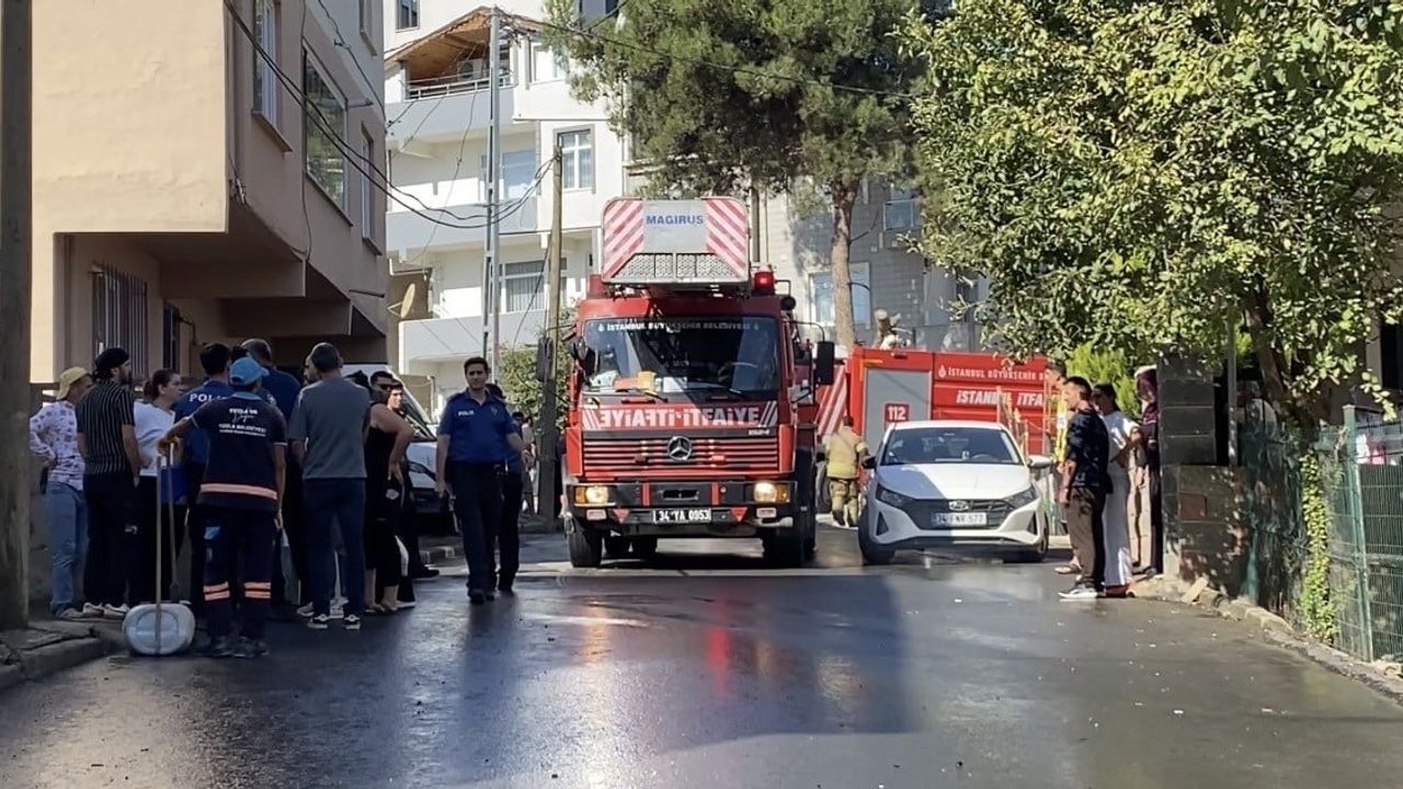 Çatı alev alev yandı, itfaiye söndürdü: Tuzla Aydınlı'da iki katlı bina