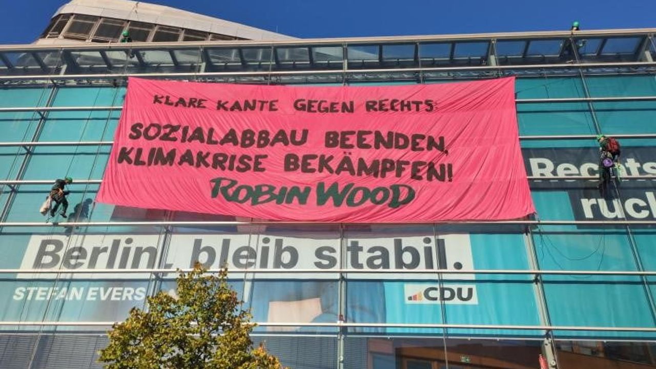 Çatı eylemi: ROBIN WOOD aktivistleri CDU genel merkezine pankart astı