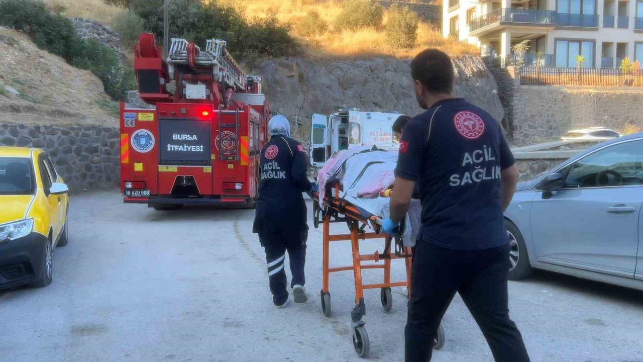 Çatıdaki tadilat balkonda son buldu: işçi dubleks dairenin balkonuna düştü