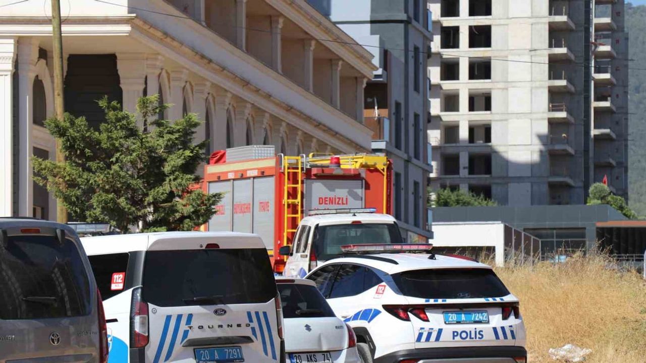 Çatıya çıkan işçiler: paramız yatmadan inmeyeceğiz