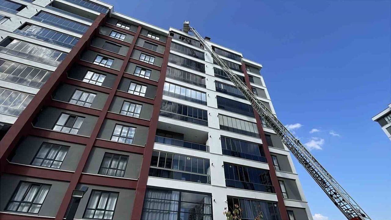 Çatıya çıkan kişi, polisin çabası sürerken uyuyunca itfaiye indirdi
