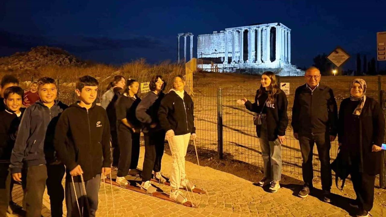 Çavdarhisar'da gökyüzü merakı büyüdü: çocuklar Ay ve Satürn'ü teleskopla inceledi