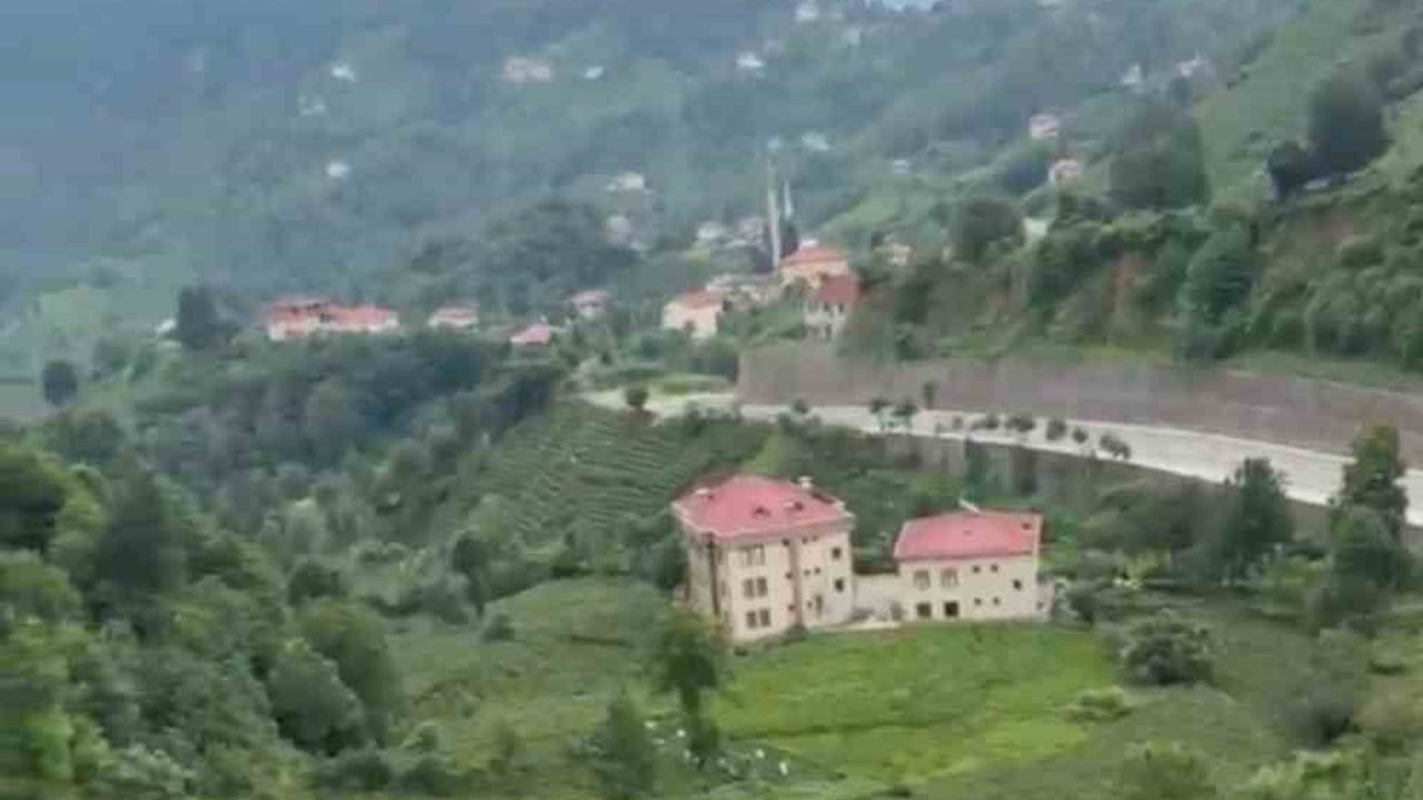 Çay bahçesine ilkel teleferikle ulaşan üreticinin tehlikeli yolculuğu