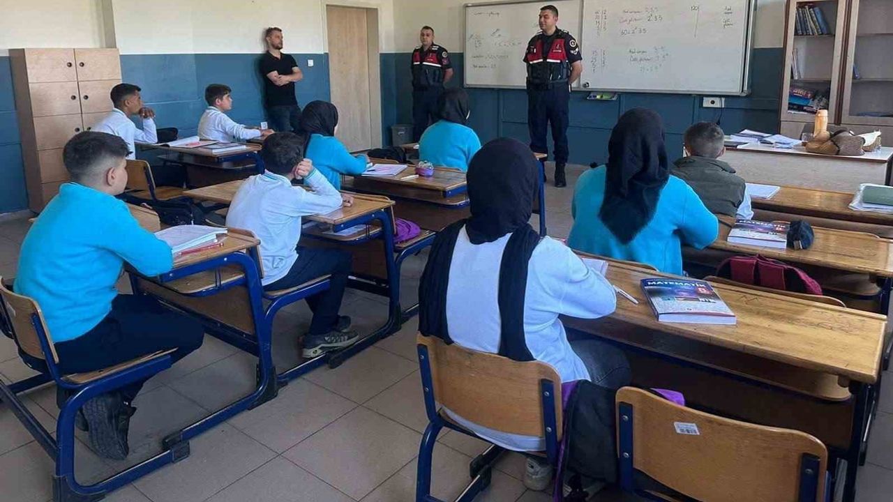Çay'da jandarmadan üç okulda öğrenci ve öğretmenlere güvenlik semineri