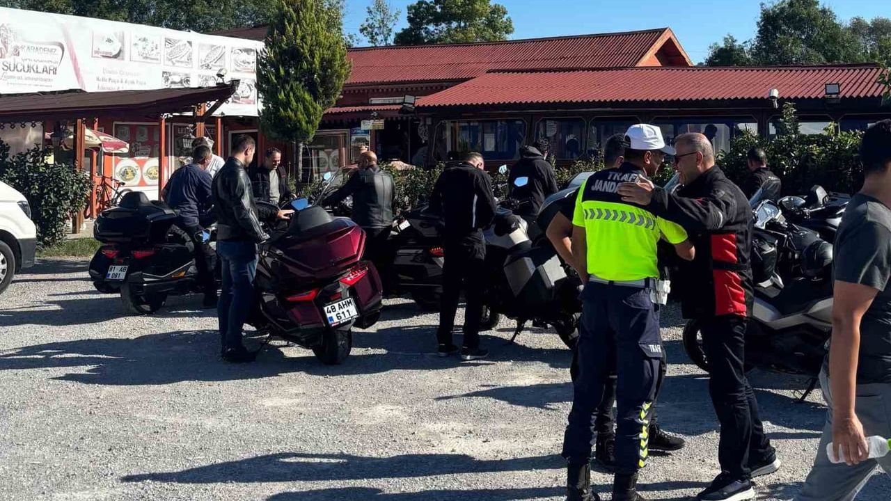 Çaycuma'da molada dikkat: jandarma motosiklet sürücülerine güvenli sürüş eğitimi