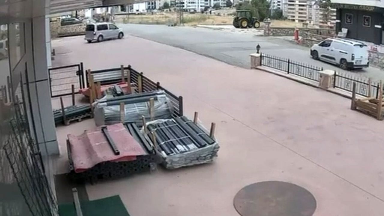 Çaydaçıra'da el freni unutulan ticari araç emlak dükkanına girdi