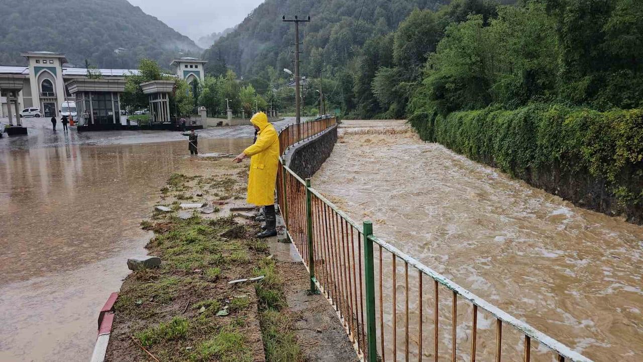 Çaydamar'da taşan dere küçük sanayi sitesini ve sahil yolunu etkiledi