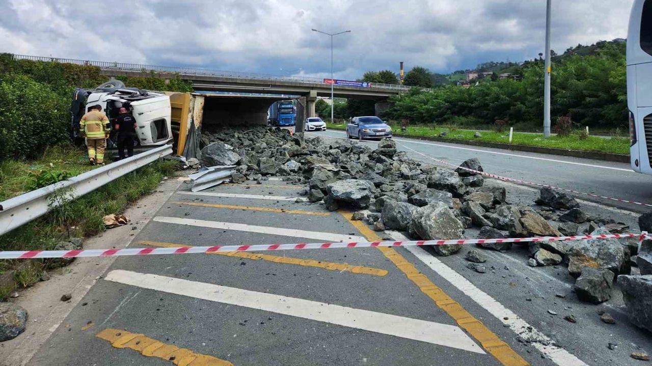 Çayeli'de bariyere çarpan kamyon devrildi, kasadaki taşlar yola savruldu