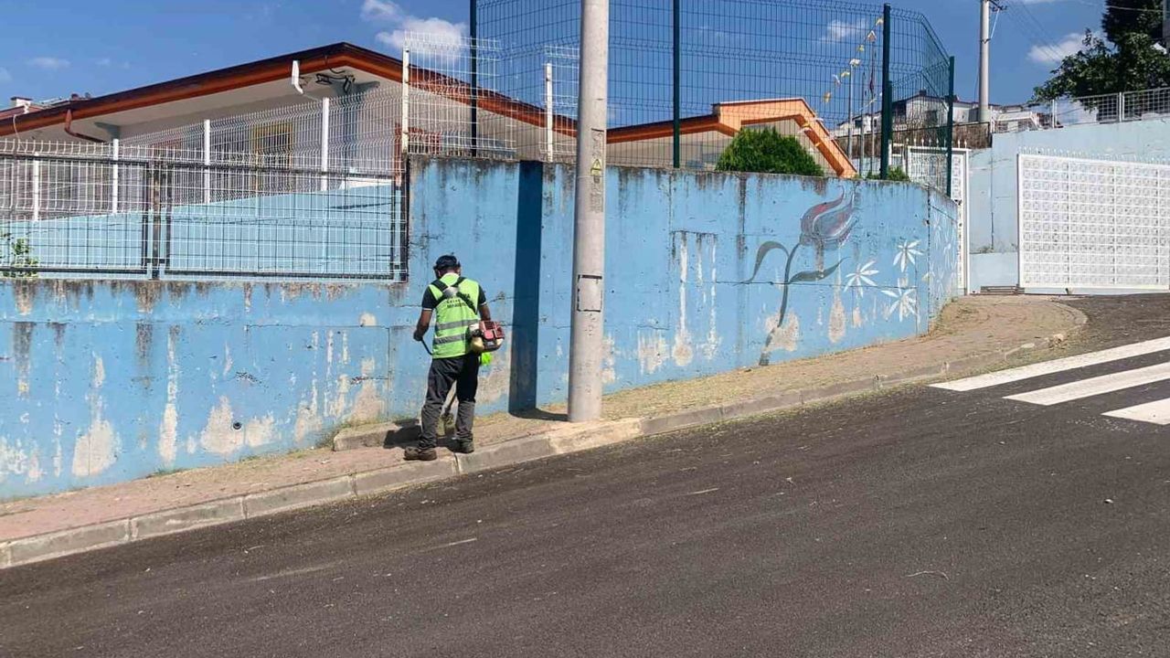 Çayırova'da okullar 14 eylül öncesi bahçe temizliğiyle ders yılına hazırlanıyor