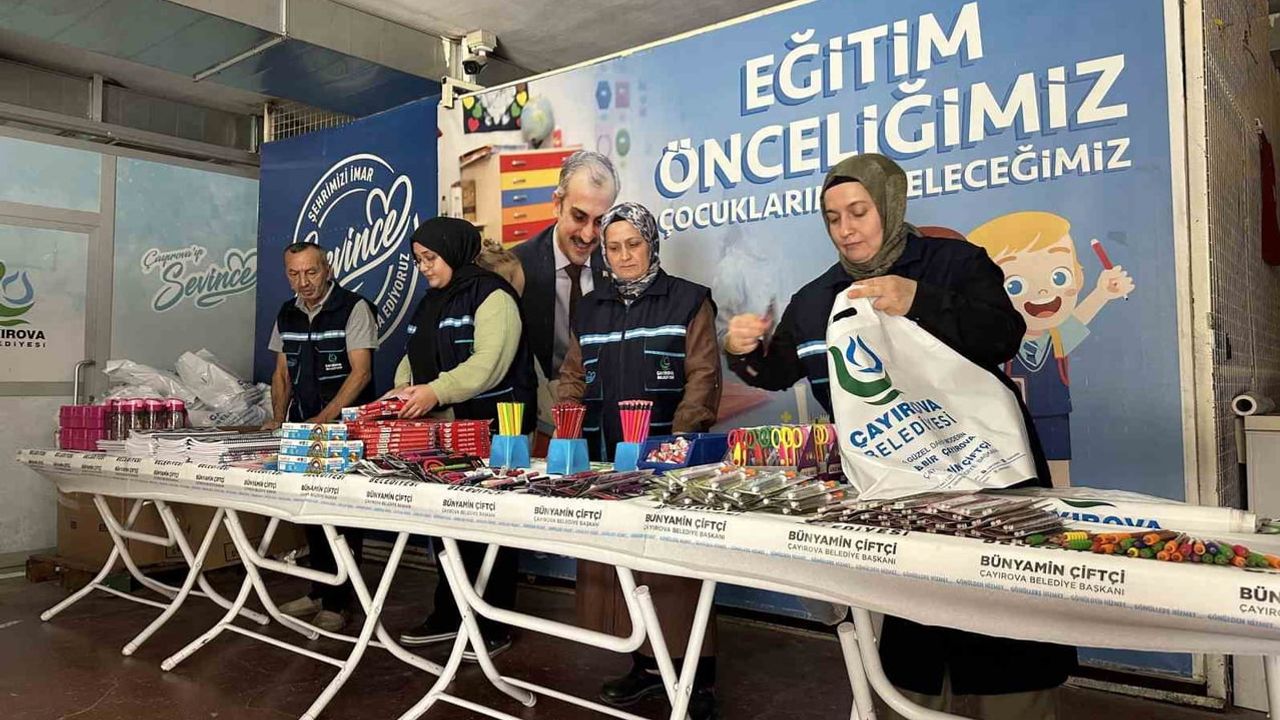 Çayırova'dan okula başlayacaklara kapı kapı kırtasiye yardımı